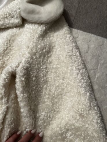 Kaputi: Beli damski kaput od boucle tkanine sa krznenim detaljima - — 7