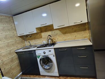 старую кухонную мебель: Mətbəx mebel dəsti – yuxarı-aşağı dolablı, işçi səth və aksesuarlarla