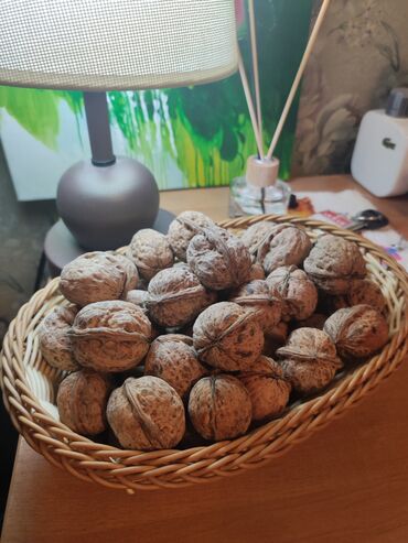 гретский орех: Продаю орехи, крупныесвежий урожайдомашние, сухие вкусные .150 сом