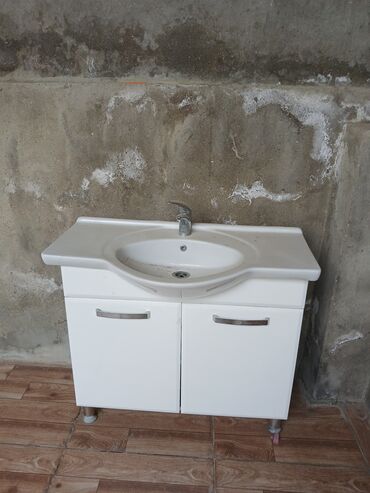 Кухонные краны: Ağ rəngdə Creavit hamam dolabı, lavabo və metal krantı ilə birlikdə
