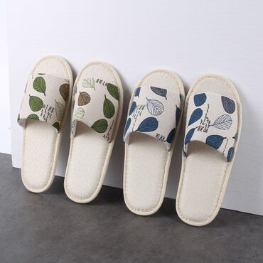 Домашние тапочки: Тапочки унисекс, представленные в различных вариантах: из тисненой — 7