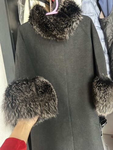 мужское зимнее пальто с капюшоном: Пальто женское из плотной тёмно‑серой ткани с меховой отделкой. -