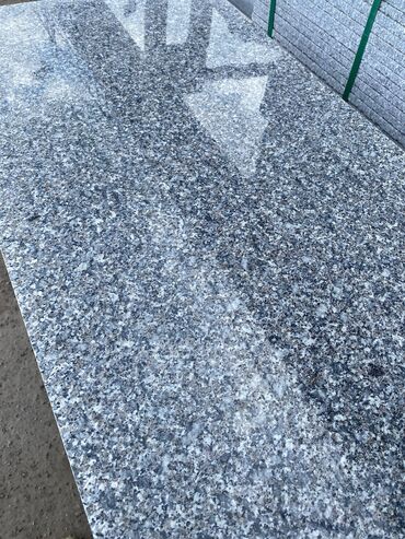 Фасадные гранитные плитки: Гранит Серый гранит от 1700, кок сарай,натуральный камень, такая цена — 2