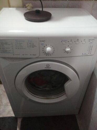 продам бу стиральную машину: Стиральная машина Indesit, Б/у, Автомат, До 5 кг, Узкая