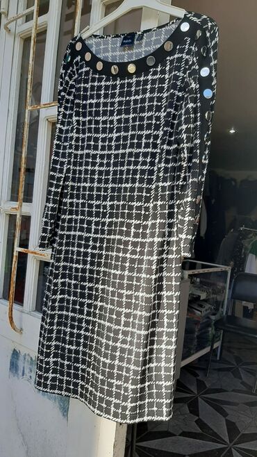 zhenskie belye svitera: Платье чёрное в белые квадратики,новое из америки,можно и за манаты