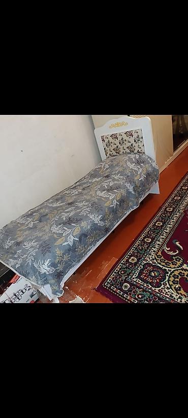 alt ust kravat: Ağ rəngli tək nəfərlik çarpayı və döşək dəsti. - Ölçü: təxmini tək — 2