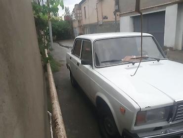vaz oturacagi: VAZ 2107 sedan - Kuzov: 4 qapılı, ağ rəng, klassik kvadrat dizayn - — 2