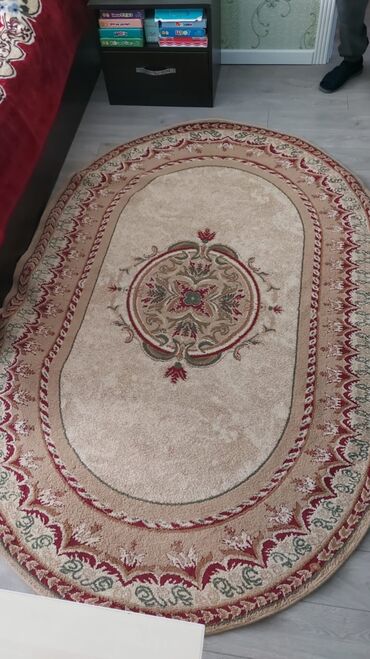 Digər mebel: Xalçalardan istifadə olunub. Amma yaxşı vəziyyətdə. Heç bir qüsuru
