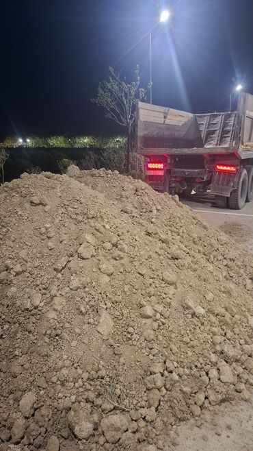 Çaydanlar: Təsvir: - Döküntü torpaq/şevrelənmiş torpaq materialı - Yük maşını ilə