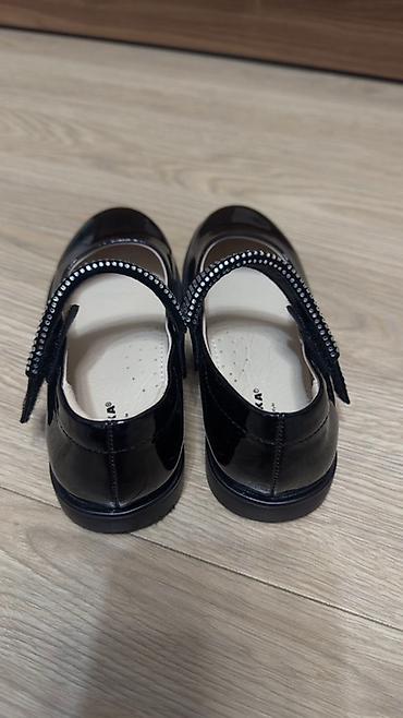 Детская обувь: Детские туфли Мэри Джейн черного цвета, выполненные из лакированной — 8