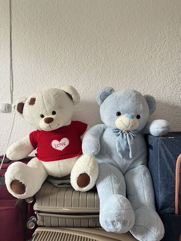 мягкая игрушка с пледом внутри: Мягкие игрушки: два больших плюшевых мишки. Двое 5000тыс - Мишка 1
