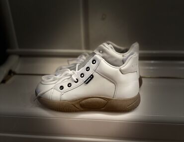 Кроссовки и спортивная обувь: Размер: 37.5, цвет - Белый, Новый
