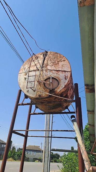 dəmir kəsən mişar: Metalkonstruksiyalı şaquli dayaqlar üzərində quraşdırılmış böyük — 3