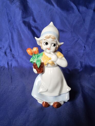 Ostali kućni dekor: Figura nova,vintaz,holandjanka sa lalama porcelanska. Nova — 2