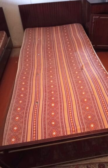 yığılan çarpayı: İki ədəd çarpayı satılır. Matrası var. Çox rahat çarpayıdır. Birini 35