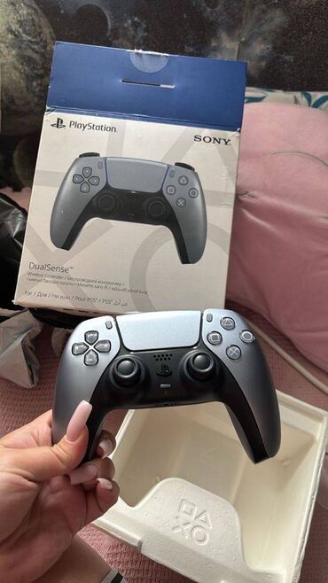 Orijinal dualsense (PS5 pultu) teze veziyyetdedir, az istifade olunub