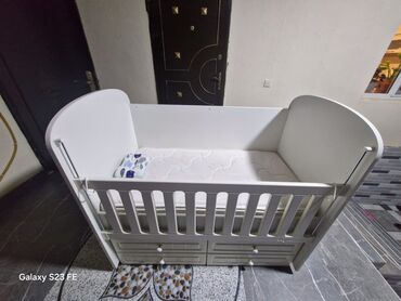 Oğlan və qız üçün, Dördbucaq, Beşik, Dəst ilə, Matras ilə, Yellənmə mexanizmsiz