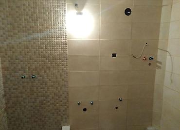 Građevinarstvo i rekonstrukcija: Profesionalni keramičar radi postavljanje svih vrsta pločica oblaganje — 3