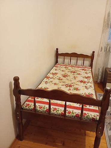 2ci əl taxtlar: Taxta tək nəfərlik çarpayılar(yataq )satılır. 2 ədəddir. 2 si birlikdə — 4
