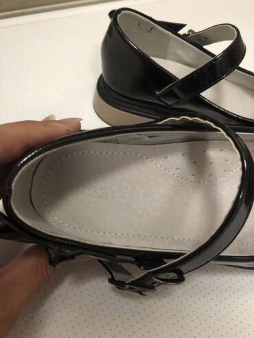 Детская обувь: Б/У туфли!Очень в хорошем состоянии!Сзади на пятке расположен — 8