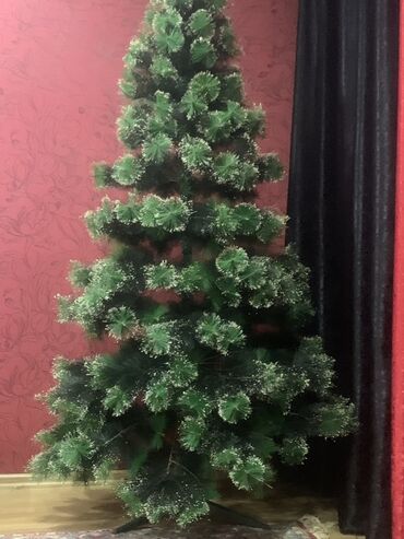 Yeni il ağacları: Hündürlüyü 2 m10 sm Eni 1 m 10 sm Süslənməyə hazır, qarlı effektli — 10