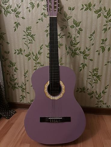 Классические гитары: Məhsul: Klasik gitara + aksesuarlar Təsvir: - Rəng: bənövşəyi (mat — 1
