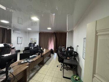 Офисы: Сдаю Офис, 157 м², В жилом комплексе, С видом на горы, С оборудованием, С отдельной кухней — 6