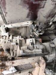 Панели, обшивки: - МКПП (механическая коробка передач) в сборе с кулисой/приводом — 1