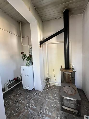 Продажа коттеджей и домов: Просторный двухэтажный дом с ухоженным зеленым участком. - — 37