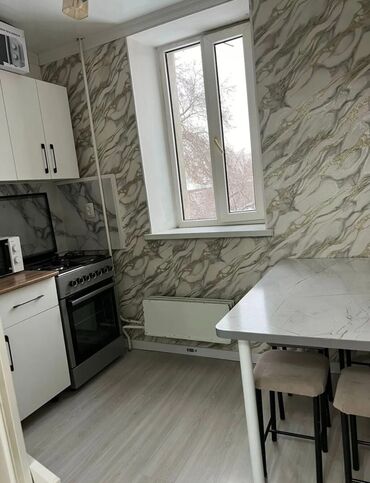 срочно продаётся 1 комнатная квартира в районе ошского рынка по улице кенсуйская: 2 комнаты, Агентство недвижимости, Без подселения, С мебелью полностью
