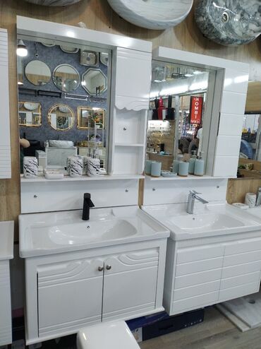 Ağ rəngli, keramik lavabo və güzgülü şkafdan ibarət hamam mebeli