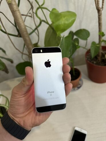 сломанные телефон: IPhone SE, 128 ГБ, Серебристый