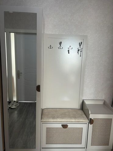 10 yaş üçün tortlar: Ağ rəngli, modern üslubda dəhliz mebel dəsti. Bu dəstə, tam ölçülü