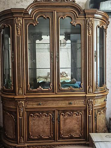 Klassik üslubda qonaq otağı üçün taxta mebel dəsti - Vitrin şkaf: Üst