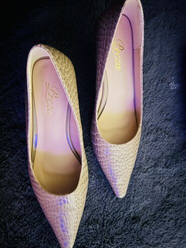 Босоножки, сандалии, шлепанцы: Все по 500 сом . Элегантные женские сандалии розового цвета. Верхняя — 2