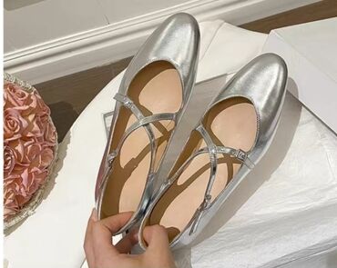 женскую обувь: Продаю новые трендовые балетки размер 37,5-38