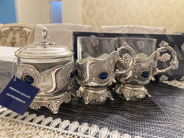 murebeler: Qümüş suyuna salınıb 2 çay stekanı ve 1 murebe qabı teze qutusunda
