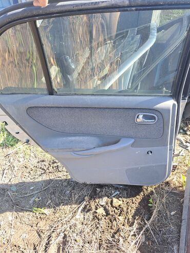 хетчбек: Задняя левая дверь Mazda 2000 г., Б/у, цвет - Серебристый,Оригинал