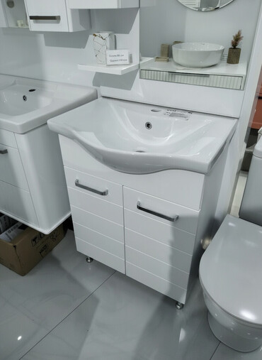 hamam ucun guzguler: Ağ rəngdə, iki qapılı, ayaqları üzərində dayanan hamam mebeli. Bu