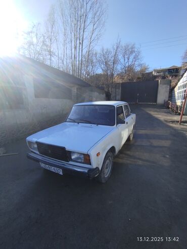 VAZ (LADA): VAZ 2107, ağ rəngli sedan Texniki xüsusiyyətlər: - Ban növü: 4 qapılı — 1
