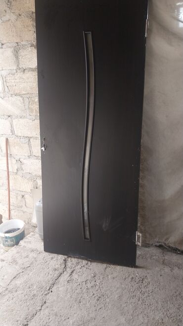 Seyflər: Məhsul:giriş/qapı yarpağı - Rəng: qara, mat effektli - Material