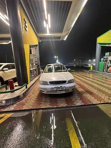 Daewoo Nubira: 1997 г., 1.8 л, Механика, Бензин, Седан
