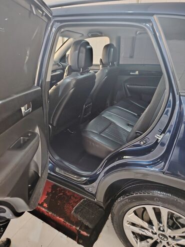Kia: Kia Sorento (təxminən 2014 restyling) – tünd mavi rəngli, 5 qapılı SUV — 5