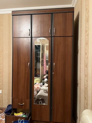 Dolablar: Açılan, 6 qapı Düz dolab, Şifonyer