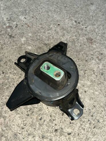 зарядное устройство для автомобильных аккумуляторов: Подушка двигателя Kia carnival (б/у)