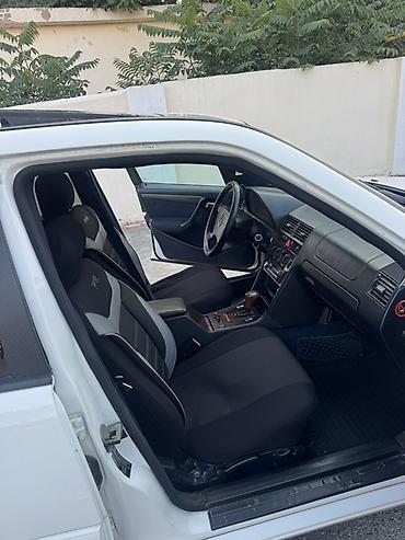 mersedes vozduxamer: Mercedes-Benz C-Sinif (W202) sedan, ağ rəng Xüsusiyyətlər: - Kuzov: 4 — 4