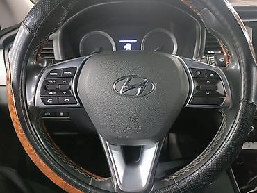 Продажа авто: Белый 4‑дверный седан компакт-класса. Основные особенности: - Кузов — 6