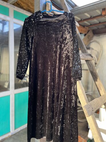 вечернее новое платье: Черное платье с пайетками, абсолютно новая, прошу 500