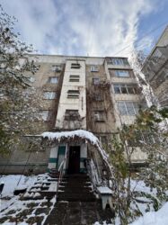 срочно продаётся 1 комнатная квартира в районе ошского рынка по улице молодая гвардия токтогула: 1 комната, 40 м², 105 серия, 1 этаж, Косметический ремонт