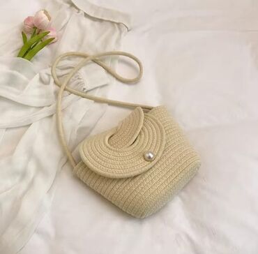 Классические сумки: Продаю сумки: 1. Коричневая. Размер 32х25. В комплекте длинный — 8